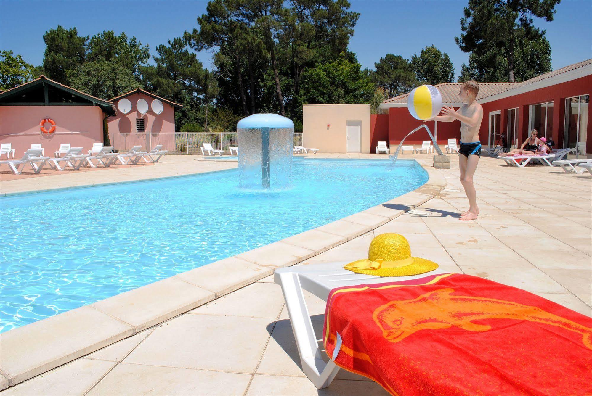 Residence Nemea Les Rives De Saint Brice Ares Exterior photo