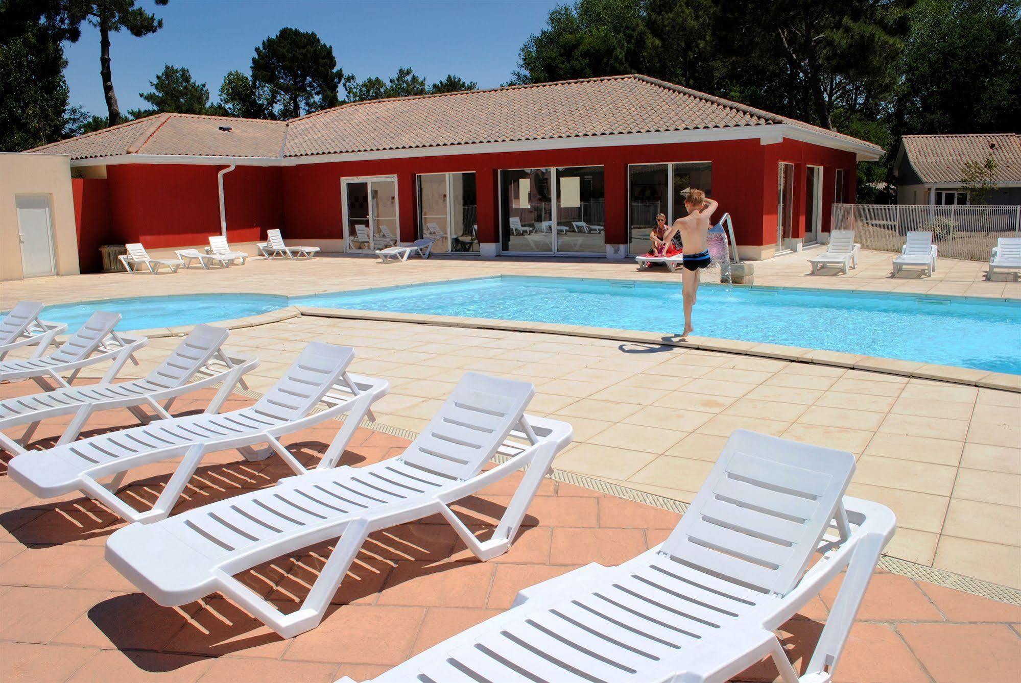 Residence Nemea Les Rives De Saint Brice Ares Exterior photo
