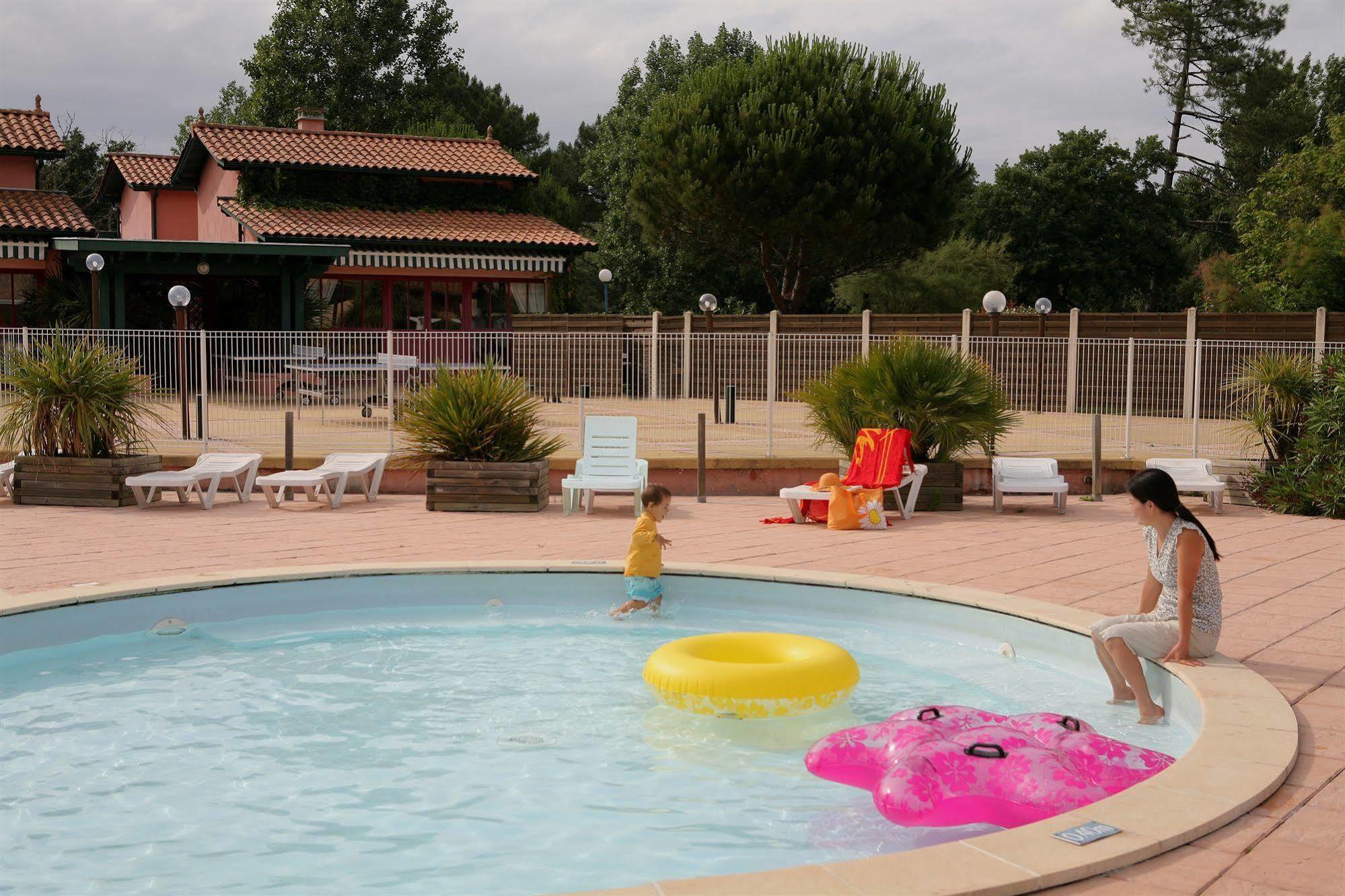 Residence Nemea Les Rives De Saint Brice Ares Exterior photo